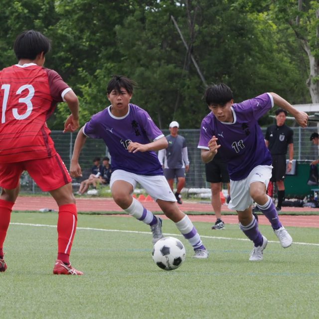 令和7年度東海高等学校総合体育大会サッカー競技　準決勝
vs三重高校　
6/22(日) 四日市市中央フットボール場A
前半1-0 後半0-1  合計1-1(PK2-3)

前日に帝京大学可児高校を破り準決勝に進出した藤高イレブン、三重高校との試合に挑みました。
前半、森田一颯選手（1年）が突破し折り返しを増田瑛斗選手（2年)が決め1-0でリードして前半を終えます。
しかし、後半に失点、1-1のままPK戦に突入します。GK秋山龍之介選手（3年）が気迫のセーブで止めましたが一歩及ばす、準決勝で敗退しました。
東海大会は3位で終えましたが新しい戦力も伸びています！
応援ありがとうございました！

#藤枝東
#藤枝
#藤枝pr隊 
#藤高　#ヒガシ　
#東高　#俺のヒガシ
#至誠一貫
#誠のこころ芳しく
#藤枝東高  #藤枝東サッカー部  #藤色　#藤魂 #蹴球都市  #静岡県高校サッカー　
#サッカーのまち藤枝
#サッカー王国静岡復活
#3年生のチカラ #三重高校　
#プリンスリーグ東海