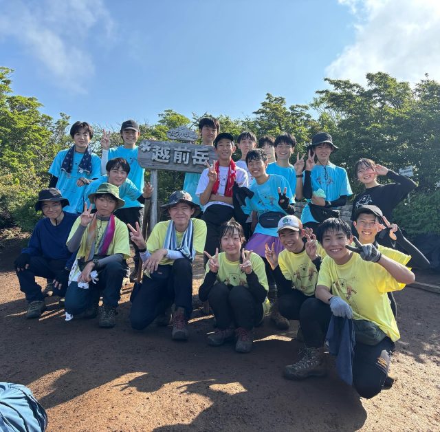 山岳部月例山行【越前岳・黒岳】　6/28〜29
8月の北アルプス夏山合宿を目標に、富士市の越前岳・黒へ登りました！3年生が引退し新体制となって初めての山行です。炊事は、初めてチャレンジする肉じゃがを部員全員で協力し作り大成功、味も格別でした。
暑かったですが馬酔木やアシタカツツジの低木林の中の登山であったためひんやりと涼しく気持ちよく登ることができ、越前岳山頂付近からは雪解けした富士山がくっきりと望め、部員たちからも歓声が上がっていました。

#藤枝　#藤枝東　
#藤枝pr隊 
#藤高　#ヒガシ　
#東高　#俺のヒガシ
#至誠一貫
#誠のこころ芳しく
#藤枝東高  #藤枝東の部活動　#藤色　#藤魂
#藤枝東はここが凄い 
#至誠一貫　#山岳部
#誠のこころ芳しく　
#サッカーだけじゃない 
#かけがえのない青春 
#そこに山があるから