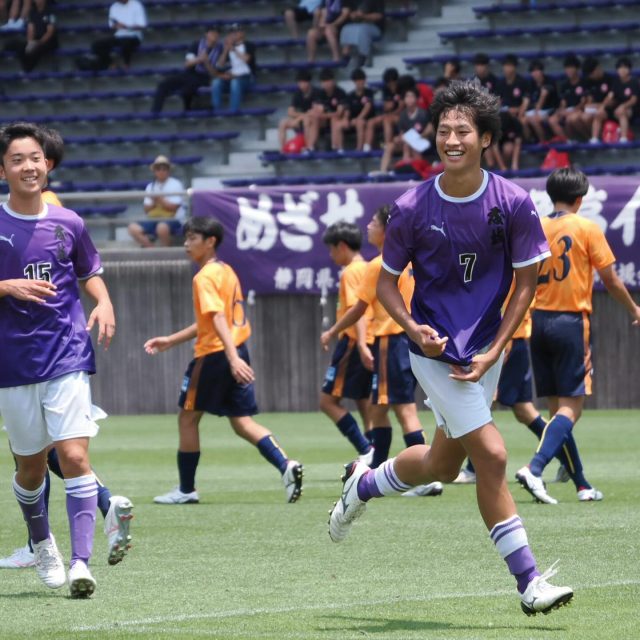 高円宮杯JFA  U-18サッカープリンスリーグ2025 東海
第9節　vs藤枝明誠高校　@藤枝総合運動公園サッカー場
前半3-1 後半1-0 合計4-1  得点　福地諒大(27分)、望月瑠斗(37分)、鈴木睡蓮2(45+1分、77分）

灼熱の中の激戦、藤枝東躍動！
プリンスリーグで藤枝市内のライバル、藤枝明誠と激突。新人戦では明誠、インターハイでは東の勝利、拮抗した戦いが予想されます。
まずは前半27分、相手GKが前に出た隙をついて福地選手が先制、さらに望月選手が加点、藤枝東がリードします。しかし明誠も反撃し1点を返します。藤枝東は前半アディショナルタイムに鈴木選手が混戦から得点、3-1で前半を終えます。後半も一進一退の攻防が続きますが、またしても7鈴木選手がミドルシュートを決め試合を決定づけます！
試合は4-1でタイムアップ、4-1で藤高の勝利となりました。
暑い中、走りきった藤枝東イレブン、見事な勝利でした。
ここから始まるヒガシの反撃にご期待ください、応援ありがとうございました！

#藤枝東
#藤枝
#藤枝pr隊 
#藤高　#ヒガシ　
#東高　#俺のヒガシ
#至誠一貫
#誠のこころ芳しく
#藤枝東高  #藤枝東サッカー部  #藤色　#藤魂 #蹴球都市  #静岡県高校サッカー　
#サッカーのまち藤枝
#サッカー王国静岡復活
#3年生のチカラ #藤枝ダービー 
#藤枝明誠　#ライバル対決　
#プリンスリーグ東海  #藤枝総合運動公園