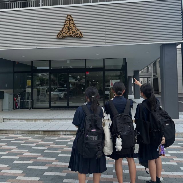 昨年完成しました新校舎ですが、入り口に新たに校章が付きました！
早速生徒たちが気づいてくれました。来校の際には目印にしてください！
ちなみに校章は藤と思われていますが、菊の葉です。ご存知でしたか？

#藤枝東　#藤枝
#藤枝pr隊 
#藤高　#ヒガシ　
#東高　#俺のヒガシ
#至誠一貫
#誠のこころ芳しく
#藤枝東高  #藤色　#藤魂
#藤枝東はここが凄い 
#至誠一貫　#新校舎
#誠のこころ芳しく　
#サッカーだけじゃない 
#実は校章は菊