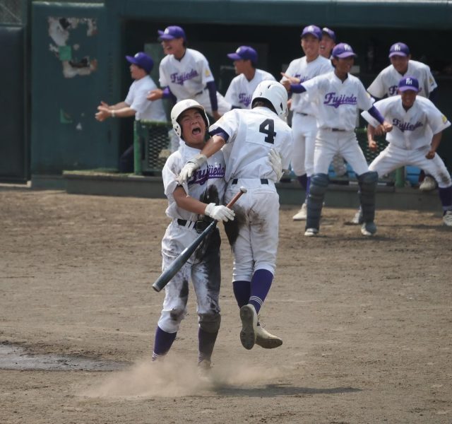 7/6(日)夏の高校野球1回戦　vs伊豆伊東高校　その②

息詰まるような熱戦、7回裏に田代選手の三塁打でついに勝ち越し、さらにスクイズが決まり均衡が破れます。中継ぎで好投した山下選手に代わり9回は再びエース鷲野選手がマウンドに上がり反撃を断ち見事5-3で勝利、1回戦を突破しました！
暑い中、応援ありがとうございました！
そして伊豆伊東高校野球部、素晴らしいチームでした。来週の2回戦、伊豆伊東高校の分も背負って戦います。
2回戦は7/13(日)第2試合11:30〜　相手は御殿場南高校です。応援よろしくお願いします！

#藤高　#藤枝東
#藤枝　#藤枝市　
#藤枝pr隊 
#藤高　#静岡県立藤枝東高等学校
#東高　#藤枝東はここが凄い 
#至誠一貫　
#誠のこころ芳しく
#藤枝東高　#野球部　#藤枝東野球部
#サッカーだけじゃない 
#夏の風物詩　#高校野球
#高校野球の季節　#目指せ甲子園
#高校部活　#部活動　
#高校スポーツ　#富士球場
#白球舞う　#第107回全国高等学校野球選手権
#球けがれなく道険し　#伊豆伊東高校
#雲はわき光あふれて  #暑い夏