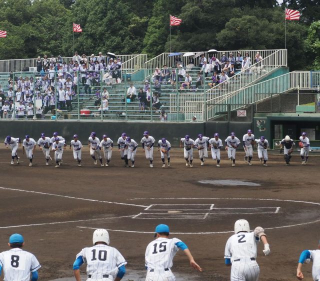 7/6(日)夏の高校野球1回戦　vs伊豆伊東高校　その①

夏本番の暑さの中、ついに高校野球も1回戦を迎えました。相手は伊豆伊東高校、暑い中たくさんの生徒が応援に駆けつけ熱戦の予感がします。
藤枝東はエース鷲野投手が立ち上がりに捕まり守備の乱れも重なり2点を失いますが好守で追加点は許さず反撃を待ちます。
1回裏、内田選手がタイムリーを放ち1点を返します。そして2回以降は引き締まった投手戦となります。勝負の行方は後半に！

#藤高　#藤枝東
#藤枝　#藤枝市　
#藤枝pr隊 
#藤高　#静岡県立藤枝東高等学校
#東高　#藤枝東はここが凄い 
#至誠一貫　
#誠のこころ芳しく
#藤枝東高　#野球部　#藤枝東野球部
#サッカーだけじゃない 
#夏の風物詩　#高校野球
#高校野球の季節　#目指せ甲子園
#高校部活　#部活動　
#高校スポーツ　#富士球場
#白球舞う　#第107回全国高等学校野球選手権
#球けがれなく道険し　#伊豆伊東高校
#雲はわき光あふれて  #暑い夏